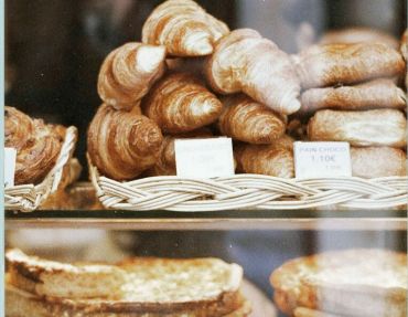Auslage einer Bäckerei mit Backwaren